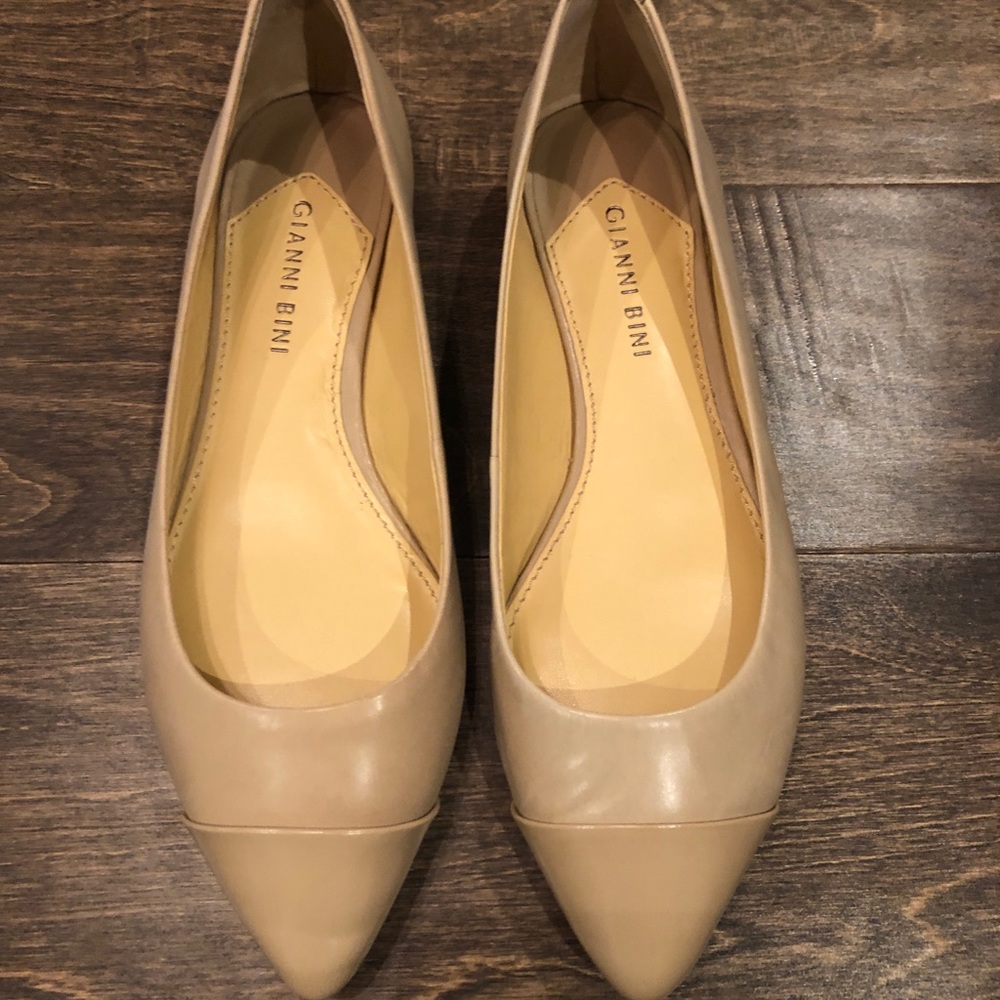 Like new! Gianni Bini nude flats